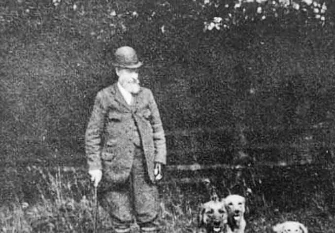 Kennel Boy anno 1870 ca. mere originalt kan det ikke blive læg mærke til udtryk og øre stilling det er som på vores den dag i dag